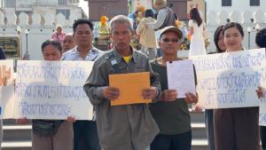 (คลิป)เดือดร้อนมาร่วม 10 ปี! ชาวบ้านโคราชชูป้ายประท้วงหน้าย่าโม ทวงคืน “ทางสาธารณะ” ถูกออกโฉนดฮุบปิดกั้น เข้า-ออกไม่ได้ ไร้แก้ไข