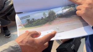 (คลิป)เดือดร้อนมาร่วม 10 ปี! ชาวบ้านโคราชชูป้ายประท้วงหน้าย่าโม ทวงคืน “ทางสาธารณะ” ถูกออกโฉนดฮุบปิดกั้น เข้า-ออกไม่ได้ ไร้แก้ไข