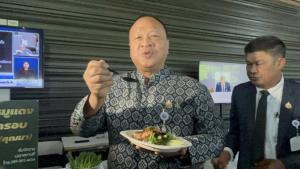 "บิ๊กเกรียง" พาสื่อดู สว.ซื้อข้าวกินเองวันแรก มันใจลดงบฯ จาก 800 เหลือ 200 บาทต่อคน วิกฤติคลี่คลายค่อยกลับมากินฟรี