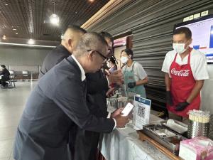 "บิ๊กเกรียง" พาสื่อดู สว.ซื้อข้าวกินเองวันแรก มันใจลดงบฯ จาก 800 เหลือ 200 บาทต่อคน วิกฤติคลี่คลายค่อยกลับมากินฟรี