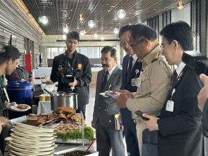 "บิ๊กเกรียง" พาสื่อดู สว.ซื้อข้าวกินเองวันแรก มันใจลดงบฯ จาก 800 เหลือ 200 บาทต่อคน วิกฤติคลี่คลายค่อยกลับมากินฟรี