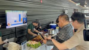 "บิ๊กเกรียง" พาสื่อดู สว.ซื้อข้าวกินเองวันแรก มันใจลดงบฯ จาก 800 เหลือ 200 บาทต่อคน วิกฤติคลี่คลายค่อยกลับมากินฟรี