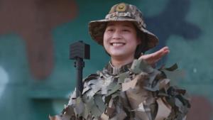 หลิว เจียงเทา ใช้เวลาหลายชั่วโมงในการฝึกรับน้ำหนักปืนมากกว่า 10 กิโลกรัม โดยต้องฝึกถือปืนให้นิ่งถึงขั้น 