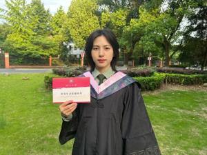 เสินเมิ่งเข่อ กำลังเล็งปืนขณะฝึกซ้อม (ภาพจากสื่อจีน)