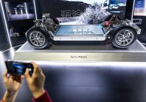 ชายคนหนึ่งกำลังถ่ายภาพการจัดแสดงแบตเตอรี่ไฮบริด CATL Freevoy Super Hybrid Battery II ในงาน Tech Day ของบริษัท ก่อนงานแสดงรถยนต์ Auto China ที่กรุงปักกิ่ง ประเทศจีน เมื่อวันที่ 21 เมษายน 2569