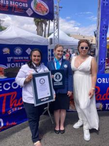 เชฟไทยสร้างประวัติศาสตร์ ทุบสถิติ Guinness World Records ขาย "ผัดไทย" 1,300 จานใน 1 ชม. ในงานสงกรานต์สหรัฐฯ