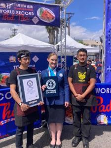 เชฟไทยสร้างประวัติศาสตร์ ทุบสถิติ Guinness World Records ขาย "ผัดไทย" 1,300 จานใน 1 ชม. ในงานสงกรานต์สหรัฐฯ