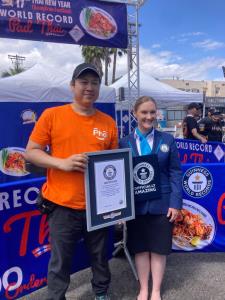 เชฟไทยสร้างประวัติศาสตร์ ทุบสถิติ Guinness World Records ขาย "ผัดไทย" 1,300 จานใน 1 ชม. ในงานสงกรานต์สหรัฐฯ