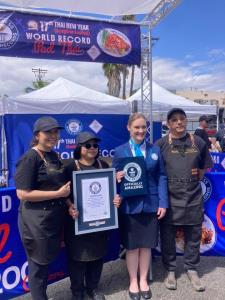 เชฟไทยสร้างประวัติศาสตร์ ทุบสถิติ Guinness World Records ขาย "ผัดไทย" 1,300 จานใน 1 ชม. ในงานสงกรานต์สหรัฐฯ