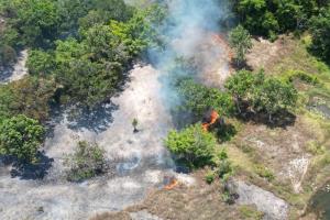 เร่งฉีดน้ำสกัดเพลิงลุกไหม้ที่ดินรกร้างเอกชนกว่า 100 ไร่ ป้องกันลุกลามถึงบ้านเรือนประชาชนและโรงแรม