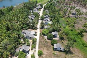 เร่งฉีดน้ำสกัดเพลิงลุกไหม้ที่ดินรกร้างเอกชนกว่า 100 ไร่ ป้องกันลุกลามถึงบ้านเรือนประชาชนและโรงแรม