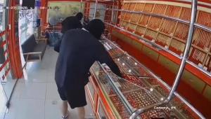 (คลิป) 2 คนร้ายสวมไอ้โม่ง ควงปืนบุกปล้นร้านทองโคราช กวาดแหวนทองกว่า 30 วง ซิ่งเก๋งยาริสหลบหนี