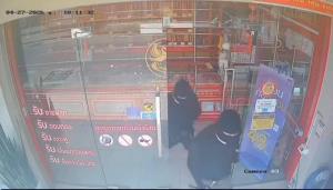 (คลิป) 2 คนร้ายสวมไอ้โม่ง ควงปืนบุกปล้นร้านทองโคราช กวาดแหวนทองกว่า 30 วง ซิ่งเก๋งยาริสหลบหนี