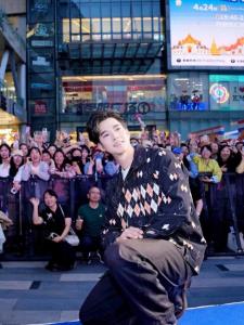 สุดปัง “มาริโอ้ เมาเร่อ” ดังไกลถึงจีน แฟนคลับแห่ต้อนรับจนห้างแตก (คลิป)