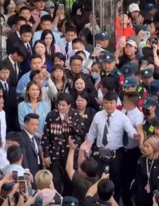 สุดปัง “มาริโอ้ เมาเร่อ” ดังไกลถึงจีน แฟนคลับแห่ต้อนรับจนห้างแตก (คลิป)