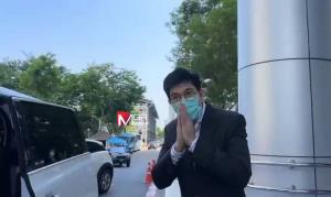 “แซม ยุรนันท์” ยกมือไหว้ขอบคุณศาลเมตตาให้ประกันตัว ไม่พร้อมให้สัมภาษณ์ (คลิป)