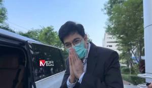 “แซม ยุรนันท์” ยกมือไหว้ขอบคุณศาลเมตตาให้ประกันตัว ไม่พร้อมให้สัมภาษณ์ (คลิป)