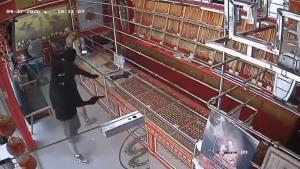 (คลิป)ส่อเป็นโจรต่างชาติ! ตร.เร่งล่า 2 ไอ้โม่งปล้นร้านทองโคราช พบก้นบุหรี่จีน-ถุงอาหารทิ้งริมสะพานลำมูล