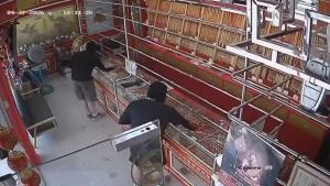 (คลิป)ส่อเป็นโจรต่างชาติ! ตร.เร่งล่า 2 ไอ้โม่งปล้นร้านทองโคราช พบก้นบุหรี่จีน-ถุงอาหารทิ้งริมสะพานลำมูล