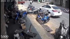 (คลิป)ส่อเป็นโจรต่างชาติ! ตร.เร่งล่า 2 ไอ้โม่งปล้นร้านทองโคราช พบก้นบุหรี่จีน-ถุงอาหารทิ้งริมสะพานลำมูล