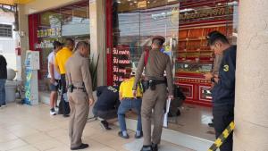 (คลิป)ส่อเป็นโจรต่างชาติ! ตร.เร่งล่า 2 ไอ้โม่งปล้นร้านทองโคราช พบก้นบุหรี่จีน-ถุงอาหารทิ้งริมสะพานลำมูล