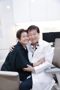 แม่ปุ๊  ปิยะมาศ เปิดใจหลังอัพหน้าครั้งแรกในวัย 73 ปี ด้วยเทคนิค Face – Lock สวย สดใสขึ้นจนร้องว้าว แอบกระซิบ “รู้งี้ !! ทำมานานแล้ว”