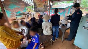 ทะลักไม่หยุดแรงงานเขมรลอบเข้าไทย นย.จันทบุรี รวบได้อีก 8 รายสารภาพนายจ้างไทยจ่ายค่านำพาให้หัวละ 3,500 บาท