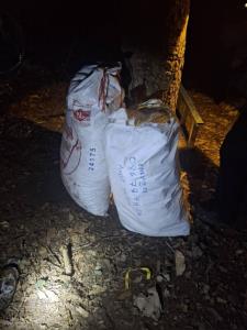 ขนกันฉ่ำ! ของหนีภาษีจากเขมรเข้าชายแดนจันทบุรี เหิมหนักถึงขั้นตัดรั้วลวดหนามนำของวางให้มดงานรับต่อ