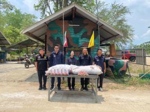 ขนกันฉ่ำ! ของหนีภาษีจากเขมรเข้าชายแดนจันทบุรี เหิมหนักถึงขั้นตัดรั้วลวดหนามนำของวางให้มดงานรับต่อ