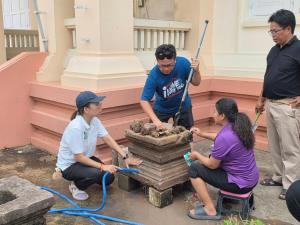 ย้ายแล้ว! ฐานรูปเคารพหินทรายที่ขุดพบ นำเก็บรักษาอย่างดีที่พิพิธภัณฑสถานแห่งชาติมหาวีรวงศ์
