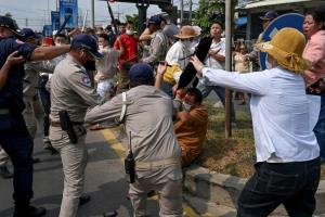 ปะทะเดือด! ชาวจีนชุนนุมหน้าแบงก์ชาติกัมพูชา ร้องปลดล็อกบัญชี “H-Pay” หลังถูกอายัดบริษัทโยงเครือข่ายสแกมเมอร์