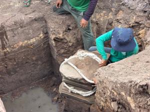 ย้ายแล้ว! ฐานรูปเคารพหินทรายที่ขุดพบ นำเก็บรักษาอย่างดีที่พิพิธภัณฑสถานแห่งชาติมหาวีรวงศ์