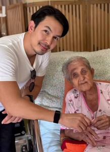 “อั้ม อธิชาติ” เผยเคล็ดลับคุณยาย 102 ปี อายุยืนเพราะกินหวาน! สู้เศรษฐกิจไม่ลดพนักงาน อย่าจับคู่ “เดียร์น่า”