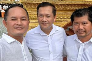 นายฮุนโต (ขวาสุด) กรรมการบริษัท Huione Pay ลูกพี่ลูกน้องของนายฮุน มาเนต นายกรัฐมนตรีกัมพูชา