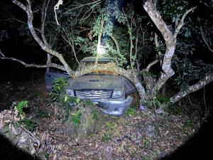 รอดหวุดหวิด! กระบะลงดอยพะเยาพุ่งตกเขาลึกกว่า 50 เมตร เจ็บ 2