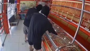 (คลิป)รวบแล้ว 2 โจรชาวจีนปล้นร้านทองโคราช สารภาพเที่ยวจนเงินหมดเช่ารถยนต์จากกรุงเทพฯ ไปก่อเหตุ