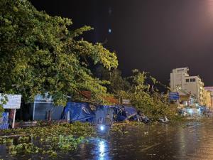 (คลิป)แม่สาย-แม่ลาวอ่วม! พายุกระหน่ำยันดึก ซัดยอดฉัตรพระธาตุดอยเวาหักกระแทกพื้น