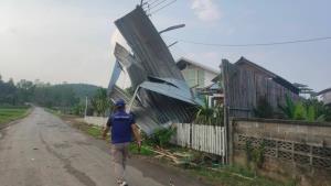 (คลิป)แม่สาย-แม่ลาวอ่วม! พายุกระหน่ำยันดึก ซัดยอดฉัตรพระธาตุดอยเวาหักกระแทกพื้น