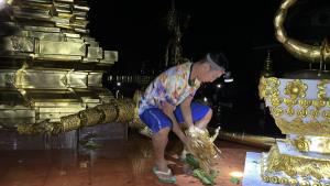 (คลิป)แม่สาย-แม่ลาวอ่วม! พายุกระหน่ำยันดึก ซัดยอดฉัตรพระธาตุดอยเวาหักกระแทกพื้น