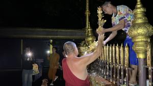 (คลิป)แม่สาย-แม่ลาวอ่วม! พายุกระหน่ำยันดึก ซัดยอดฉัตรพระธาตุดอยเวาหักกระแทกพื้น