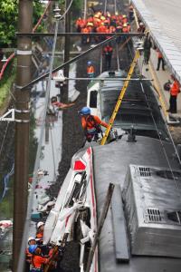รถไฟอิเหนา 2 ขบวนชนยับใกล้ 'จาการ์ตา' ยอดดับพุ่ง 14 ศพ-เจ็บร่วมร้อย กู้ภัยเร่งช่วยผู้รอดชีวิตติดซาก