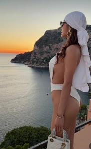 ทะเลอิตาลีลุกเป็นไฟ! “กระแต อาร์สยาม” โชว์หุ่นสะบึม นุ่งวันพีซเว้าสูง อวดบั้นท้าย