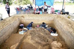 พบโครงกระดูกมนุษย์โบราณโครงที่ 7 อายุพันปี ฝังพร้อมกลองมโหระทึก-เครื่องทอง กลางทุ่งนาเพชรบุรี