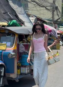 “ศรีริต้า” ลุคเดินตลาดซื้อผลไม้ สวยเป๊ะออร่าพุ่งนึกว่าเดินรันเวย์ (คลิป)