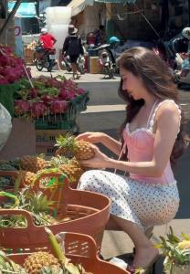 “ศรีริต้า” ลุคเดินตลาดซื้อผลไม้ สวยเป๊ะออร่าพุ่งนึกว่าเดินรันเวย์ (คลิป)