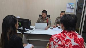 (คลิป)ตร.แยกสอบเข้ม 2 โจรจีนปล้นร้านทองโคราช อ้างถูกหลอกมาซ่อมโดรนชายแดนเขมรจนเงินหมด พบพยายามปล้นอีกแห่ง