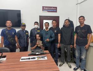 บุกจับกุมหนุ่มลักลอบ นำ “นางอาย”  ตระเวนให้นักท่องเที่ยวถ่ายรูป พกมีด ขัดขืนการจับกุม พยายามทำร้ายเจ้าหน้าที่