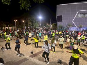 คึกคัก! ชาวเมืองนราธิวาสแห่เต้นแอโรบิกยามค่ำคืน สร้างกระแสรักสุขภาพ