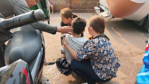 ระทึก! เด็ก 11 ขวบแขนติดล้อ จยย. เจ็บหนักแขนหัก อปพร.-ชาวบ้านเร่งตัดโซ่ช่วยชีวิต