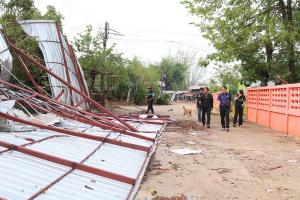 พายุฤดูร้อนพัดถล่มอ.น้ำพอง บ้านเรือนเสียหายกว่า 230 หลัง เร่งสำรวจช่วยเหลือ